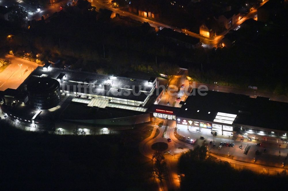 Bernau bei Nacht aus der Vogelperspektive: Nachtluftbild Einkaufs- Zentrum Bahnhofs-Passage Bernau in Bernau im Bundesland Brandenburg, Deutschland