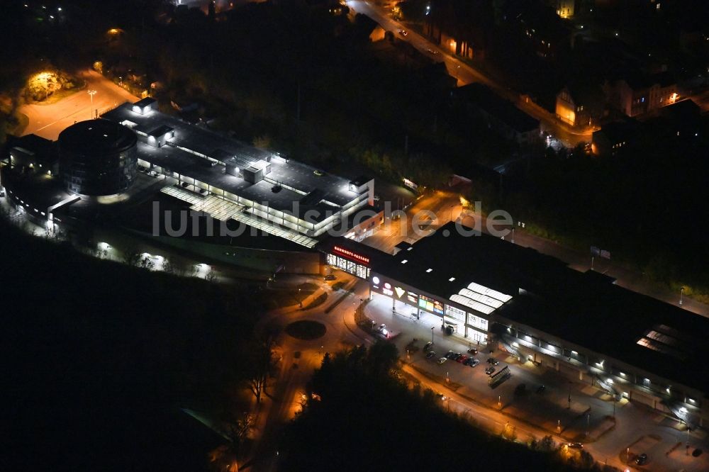 Nachtluftbild Bernau - Nachtluftbild Einkaufs- Zentrum Bahnhofs-Passage Bernau in Bernau im Bundesland Brandenburg, Deutschland