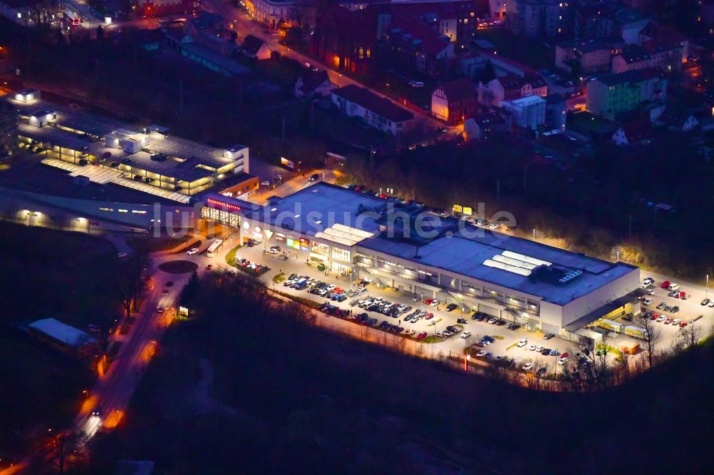 Nachtluftbild Bernau - Nachtluftbild Einkaufs- Zentrum Bahnhofs-Passage Bernau in Bernau im Bundesland Brandenburg, Deutschland