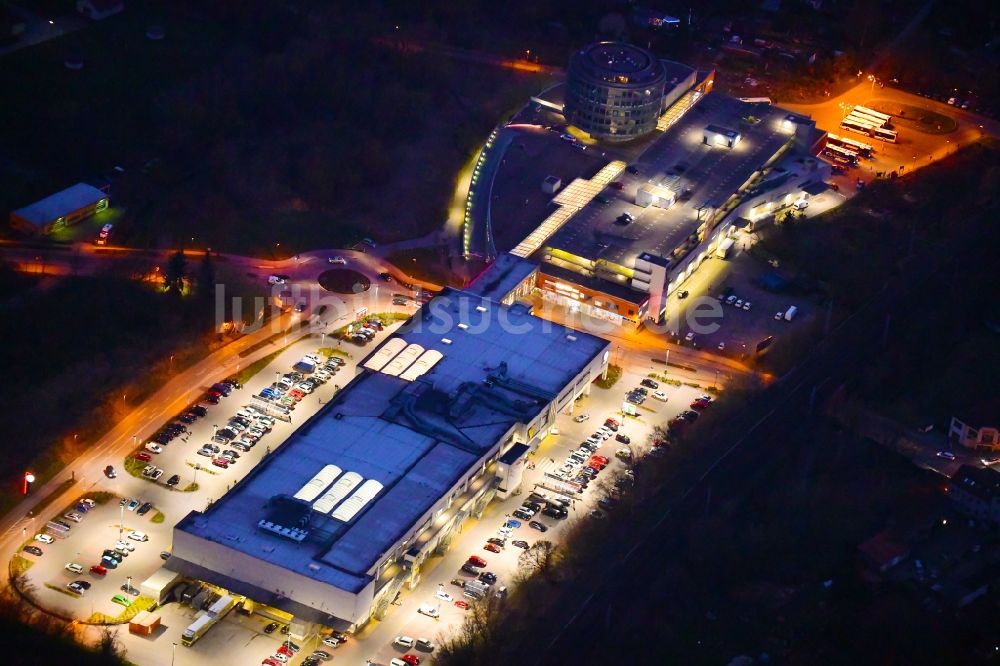 Bernau bei Nacht von oben - Nachtluftbild Einkaufs- Zentrum Bahnhofs-Passage Bernau in Bernau im Bundesland Brandenburg, Deutschland