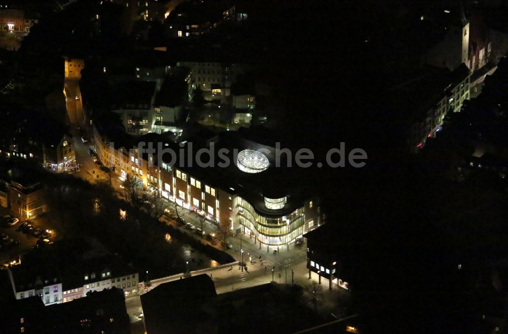 Nachtluftbild Erfurt - Nachtluftbild Einkaufs- Zentrum Breuninger in Erfurt im Bundesland Thüringen, Deutschland