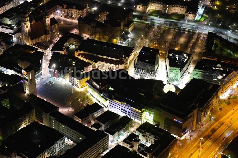 Stuttgart bei Nacht aus der Vogelperspektive: Nachtluftbild Einkaufs- Zentrum des Breuninger Stuttgart und das Dorotheen-Quartier auch DOQU an der Marktstraße in Stuttgart im Bundesland Baden-Württemberg, Deutschland