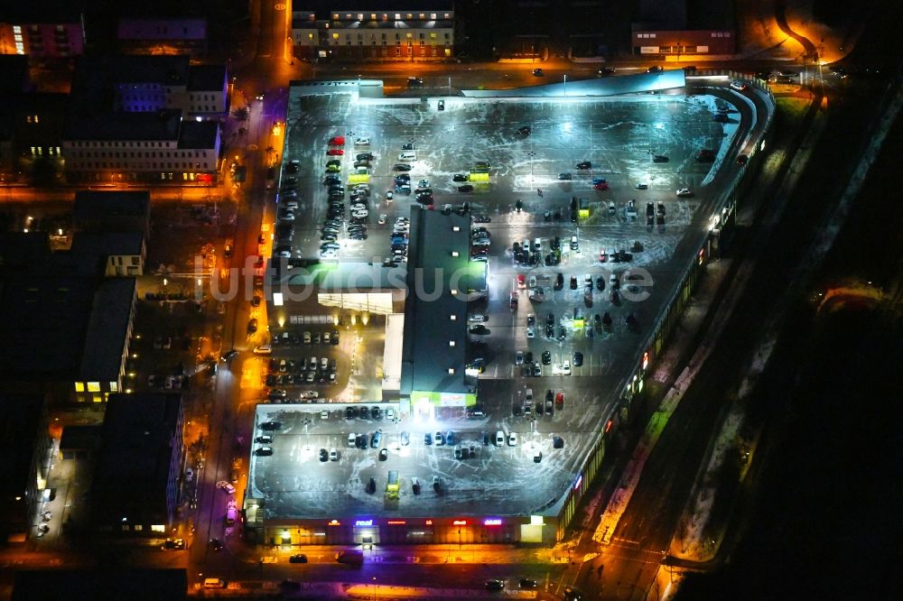 Lübeck bei Nacht von oben - Nachtluftbild Einkaufs- Zentrum Campus Lübeck im Ortsteil Strecknitz in Lübeck im Bundesland Schleswig-Holstein, Deutschland