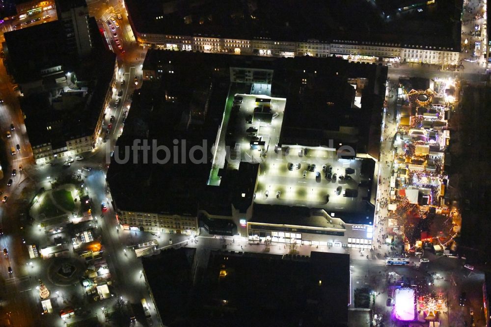 Fürth bei Nacht aus der Vogelperspektive: Nachtluftbild Einkaufs- Zentrum CARRÉ Fürther Freiheit in Fürth im Bundesland Bayern, Deutschland