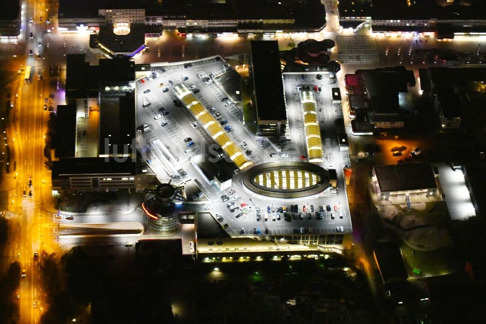 Wolfsburg bei Nacht von oben - Nachtluftbild Einkaufs- Zentrum City-Galerie in Wolfsburg im Bundesland Niedersachsen, Deutschland