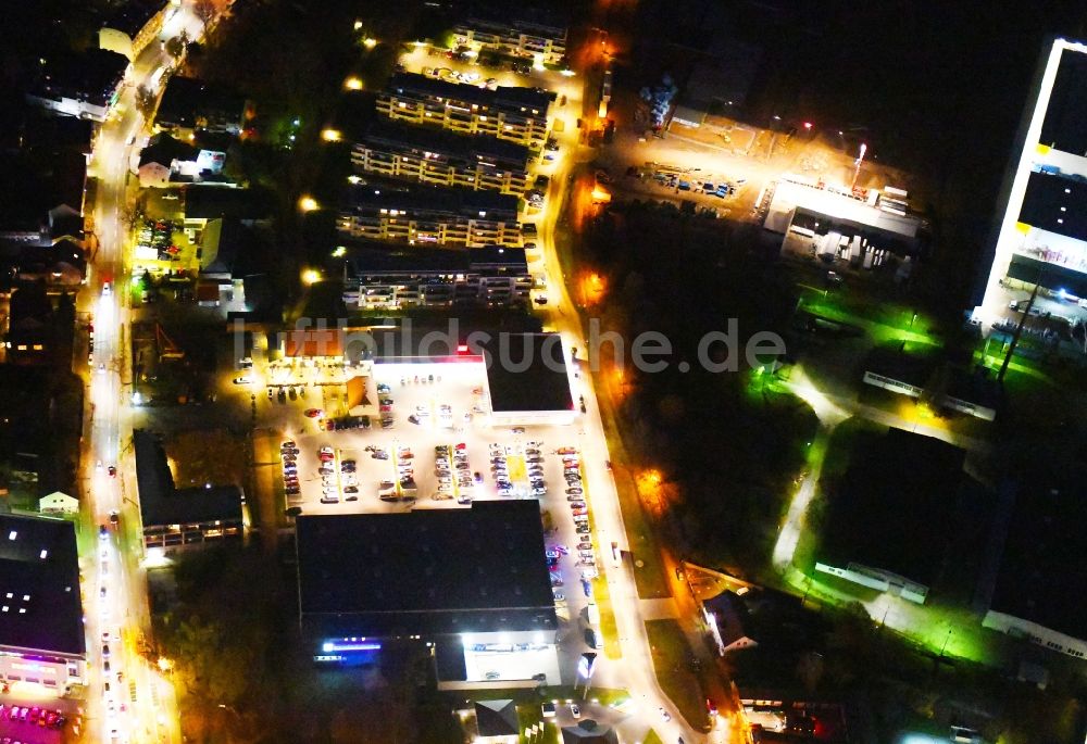 Berlin bei Nacht aus der Vogelperspektive: Nachtluftbild Einkaufs- Zentrum EDEKA Center Brehm und dm-drogerie markt in Berlin, Deutschland