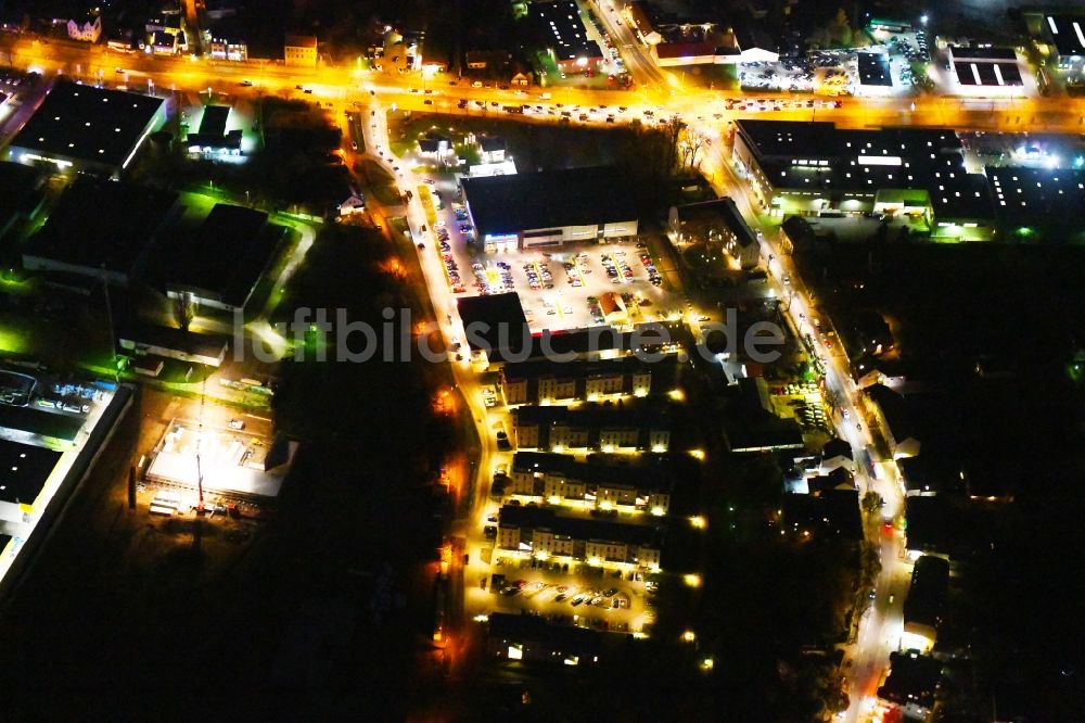 Berlin bei Nacht aus der Vogelperspektive: Nachtluftbild Einkaufs- Zentrum EDEKA Center Brehm und dm-drogerie markt mit dem Neubau einer Mehrfamilienhaus-Wohnanlage in Berlin, Deutschland