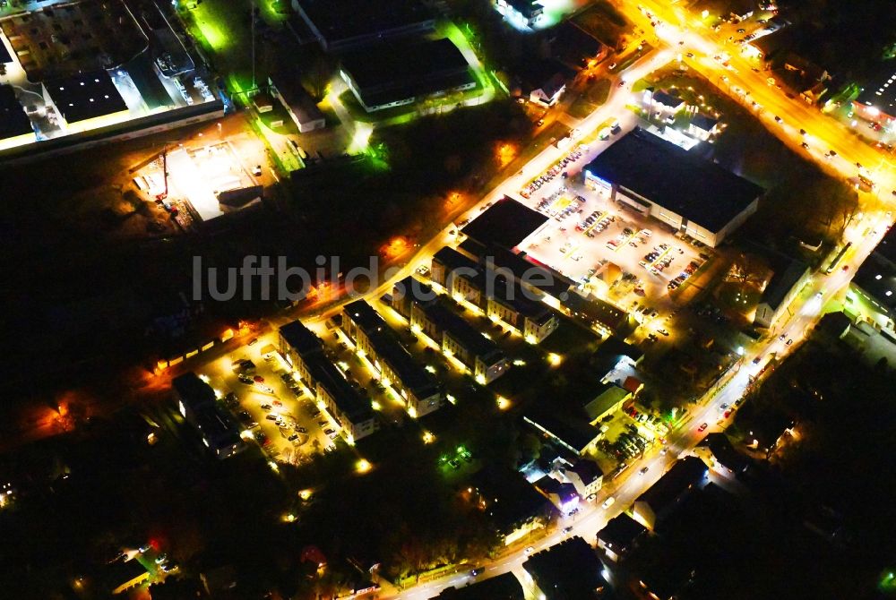 Nachtluftbild Berlin - Nachtluftbild Einkaufs- Zentrum EDEKA Center Brehm und dm-drogerie markt mit dem Neubau einer Mehrfamilienhaus-Wohnanlage in Berlin, Deutschland