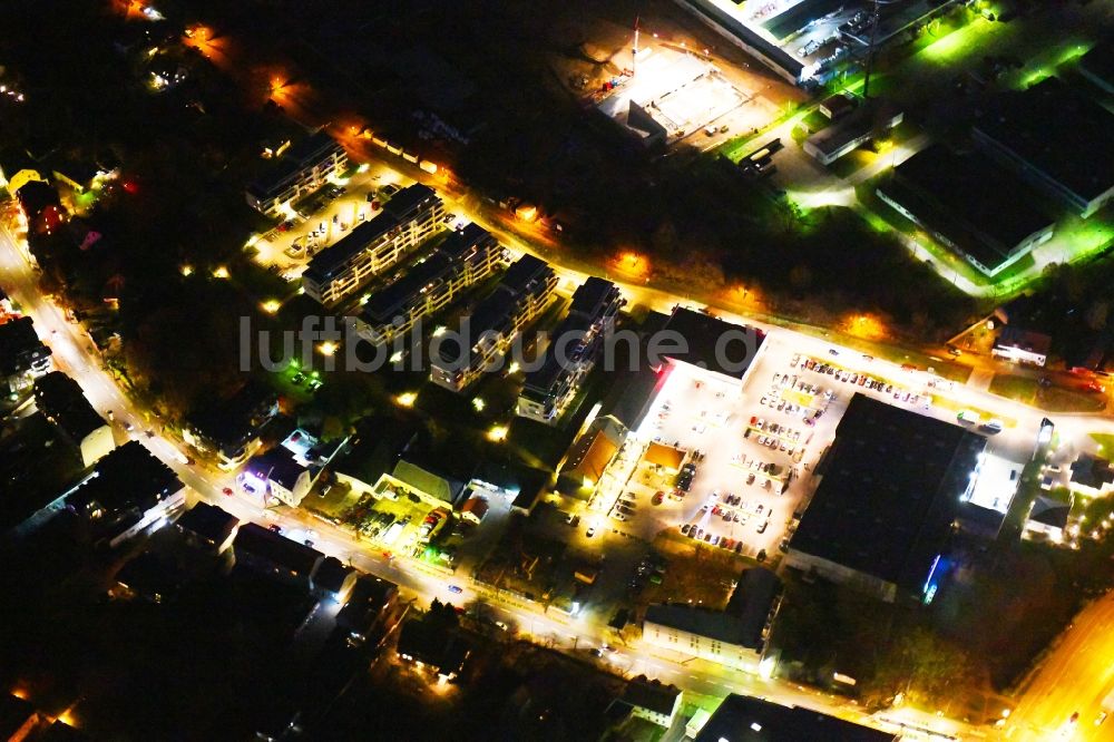 Nacht-Luftaufnahme Berlin - Nachtluftbild Einkaufs- Zentrum EDEKA Center Brehm und dm-drogerie markt mit dem Neubau einer Mehrfamilienhaus-Wohnanlage in Berlin, Deutschland