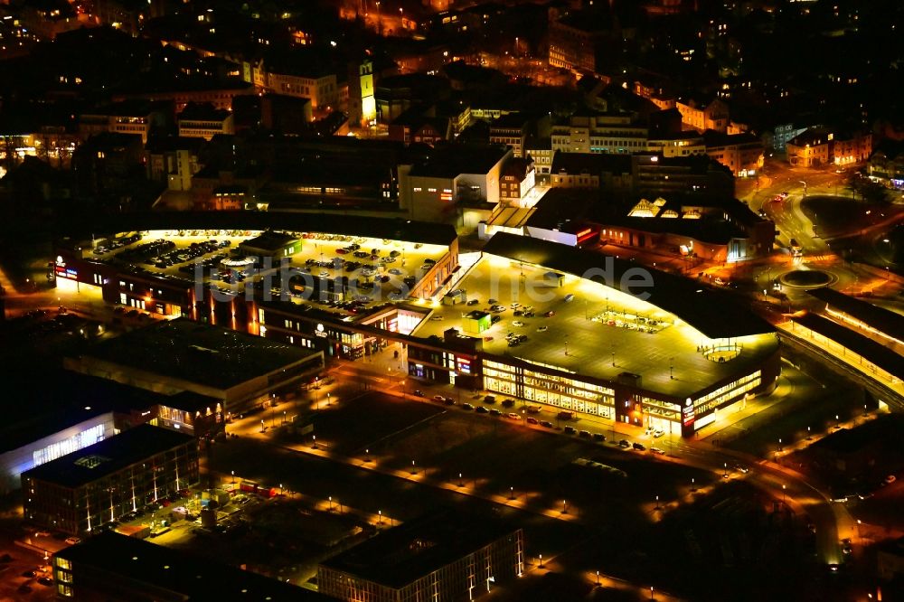 Gummersbach bei Nacht aus der Vogelperspektive: Nachtluftbild Einkaufs- Zentrum Forum Gummersbach in Gummersbach im Bundesland Nordrhein-Westfalen, Deutschland