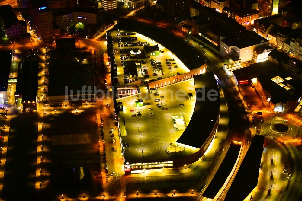 Nacht-Luftaufnahme Gummersbach - Nachtluftbild Einkaufs- Zentrum Forum Gummersbach in Gummersbach im Bundesland Nordrhein-Westfalen, Deutschland