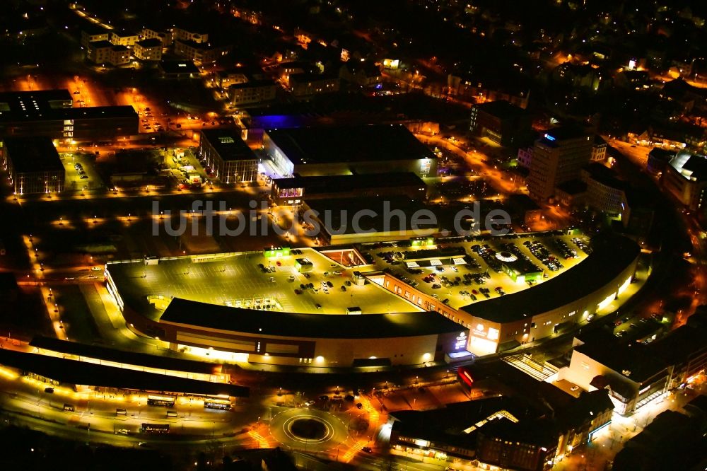 Gummersbach bei Nacht aus der Vogelperspektive: Nachtluftbild Einkaufs- Zentrum Forum Gummersbach in Gummersbach im Bundesland Nordrhein-Westfalen, Deutschland