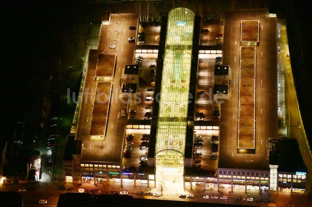 Berlin bei Nacht von oben - Nachtluftbild Einkaufs- Zentrum Forum Köpenick im Ortsteil Köpenick in Berlin, Deutschland