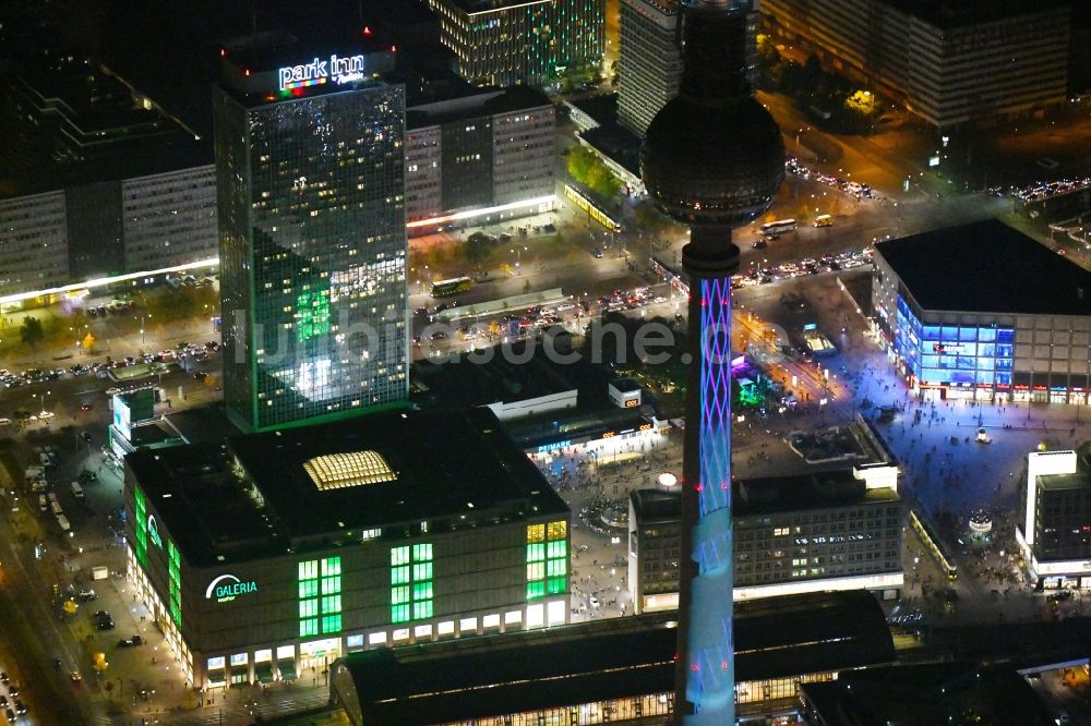 Nacht-Luftaufnahme Berlin - Nachtluftbild Einkaufs- Zentrum Galeria Kaufhof Berlin Alexanderplatz im Ortsteil Mitte in Berlin, Deutschland