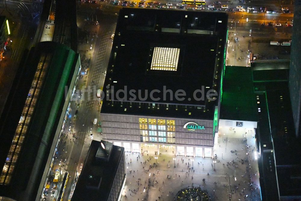 Berlin bei Nacht aus der Vogelperspektive: Nachtluftbild Einkaufs- Zentrum Galeria Kaufhof Berlin Alexanderplatz im Ortsteil Mitte in Berlin, Deutschland