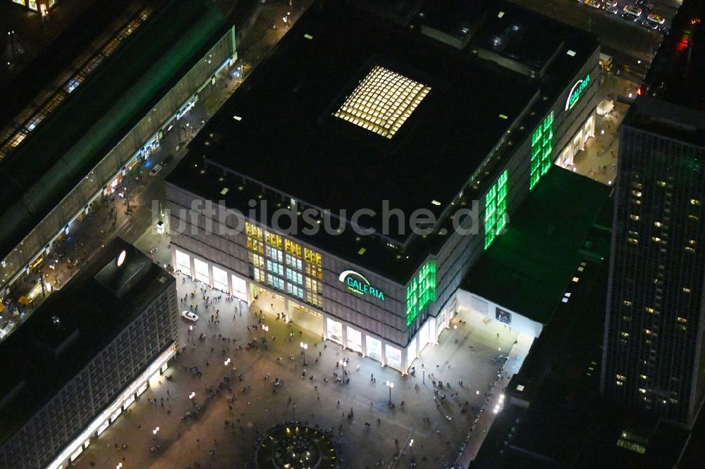 Nachtluftbild Berlin - Nachtluftbild Einkaufs- Zentrum Galeria Kaufhof Berlin Alexanderplatz im Ortsteil Mitte in Berlin, Deutschland