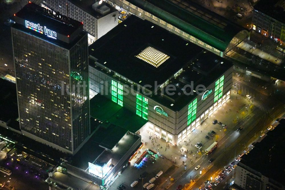 Nacht-Luftaufnahme Berlin - Nachtluftbild Einkaufs- Zentrum Galeria Kaufhof Berlin Alexanderplatz im Ortsteil Mitte in Berlin, Deutschland