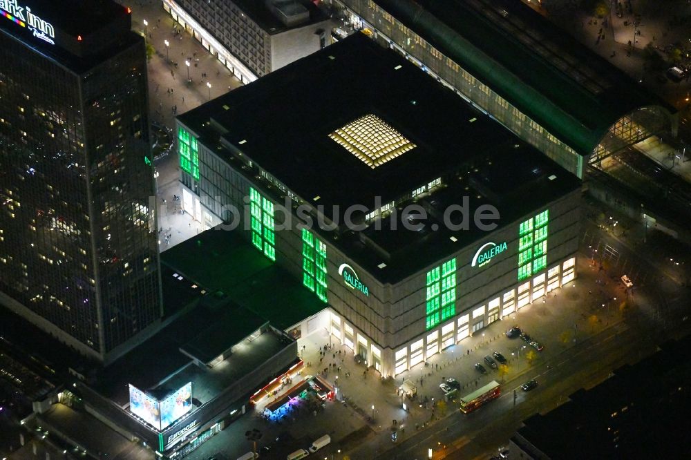 Berlin bei Nacht von oben - Nachtluftbild Einkaufs- Zentrum Galeria Kaufhof Berlin Alexanderplatz im Ortsteil Mitte in Berlin, Deutschland