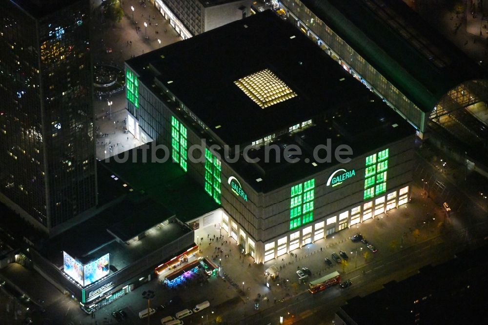 Berlin bei Nacht aus der Vogelperspektive: Nachtluftbild Einkaufs- Zentrum Galeria Kaufhof Berlin Alexanderplatz im Ortsteil Mitte in Berlin, Deutschland