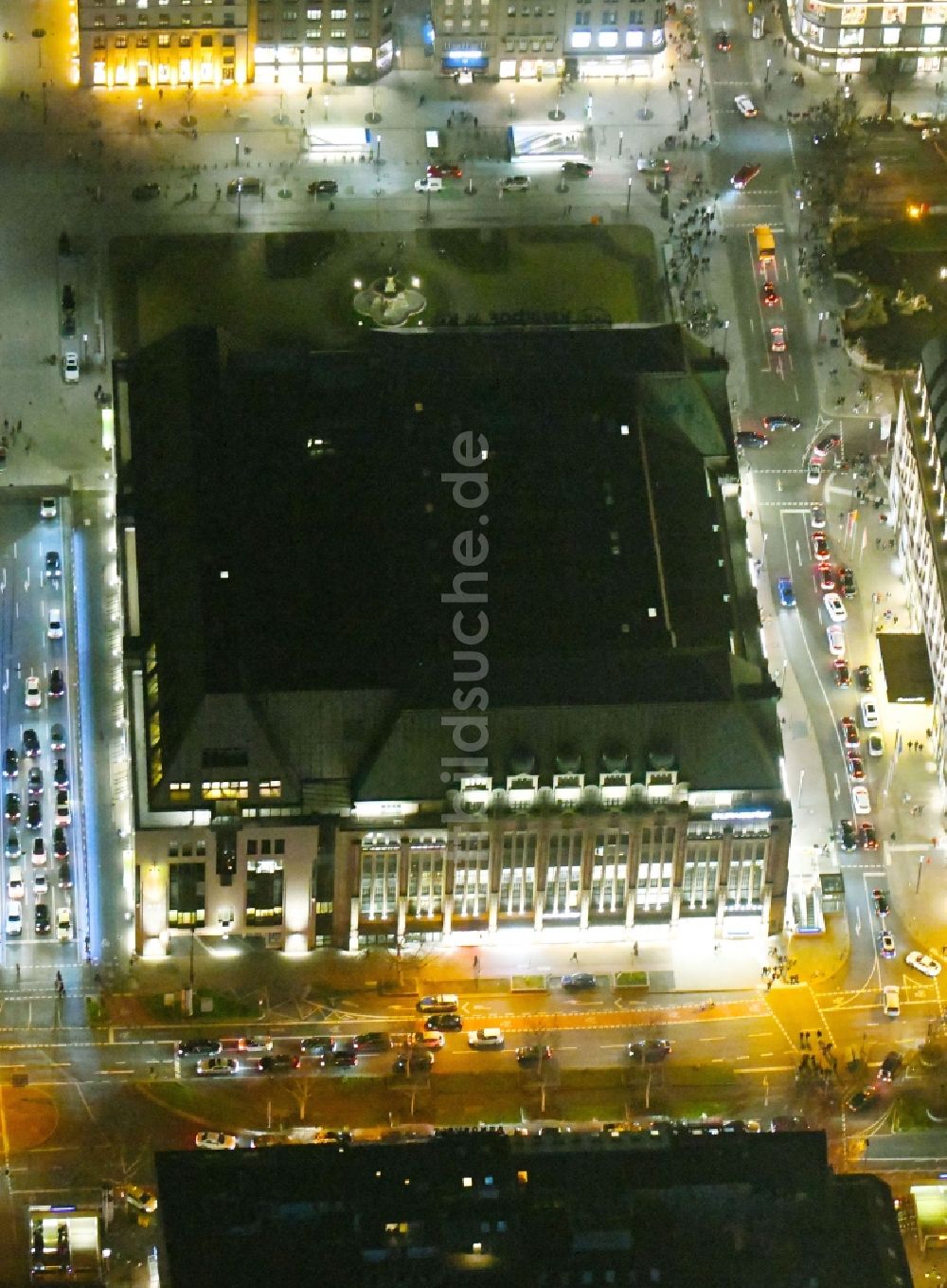 Düsseldorf bei Nacht von oben - Nachtluftbild Einkaufs- Zentrum Galeria Kaufhof an der Königsalle im Ortsteil Stadtmitte in Düsseldorf im Bundesland Nordrhein-Westfalen, Deutschland