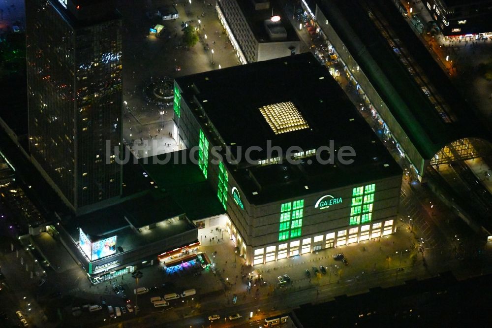 Nacht-Luftaufnahme Berlin - Nachtluftbild Einkaufs- Zentrum Galeria Kaufhof im Ortsteil Mitte in Berlin, Deutschland