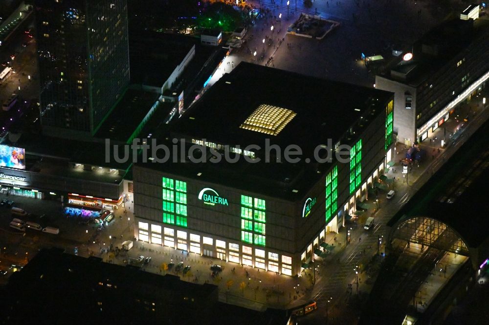 Berlin bei Nacht von oben - Nachtluftbild Einkaufs- Zentrum Galeria Kaufhof im Ortsteil Mitte in Berlin, Deutschland