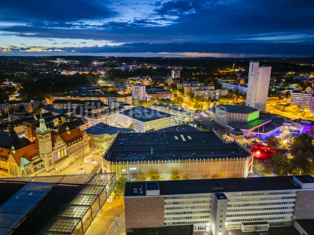 Nacht-Luftaufnahme Chemnitz - Nachtluftbild Einkaufs- Zentrum Galerie Roter Turm in Chemnitz im Bundesland Sachsen, Deutschland