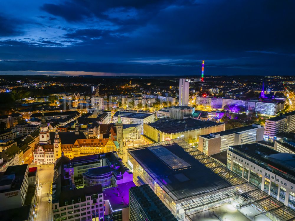 Chemnitz bei Nacht aus der Vogelperspektive: Nachtluftbild Einkaufs- Zentrum Galerie Roter Turm in Chemnitz im Bundesland Sachsen, Deutschland