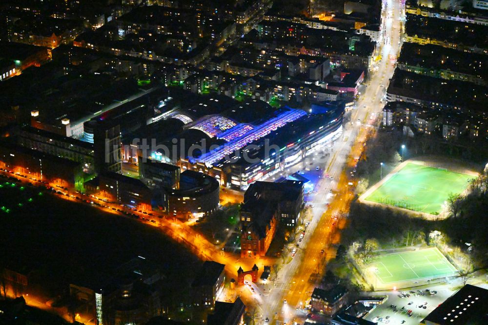 Nacht-Luftaufnahme Berlin - Nachtluftbild Einkaufs- Zentrum Hallen am Borsigturm im Ortsteil Tegel in Berlin, Deutschland