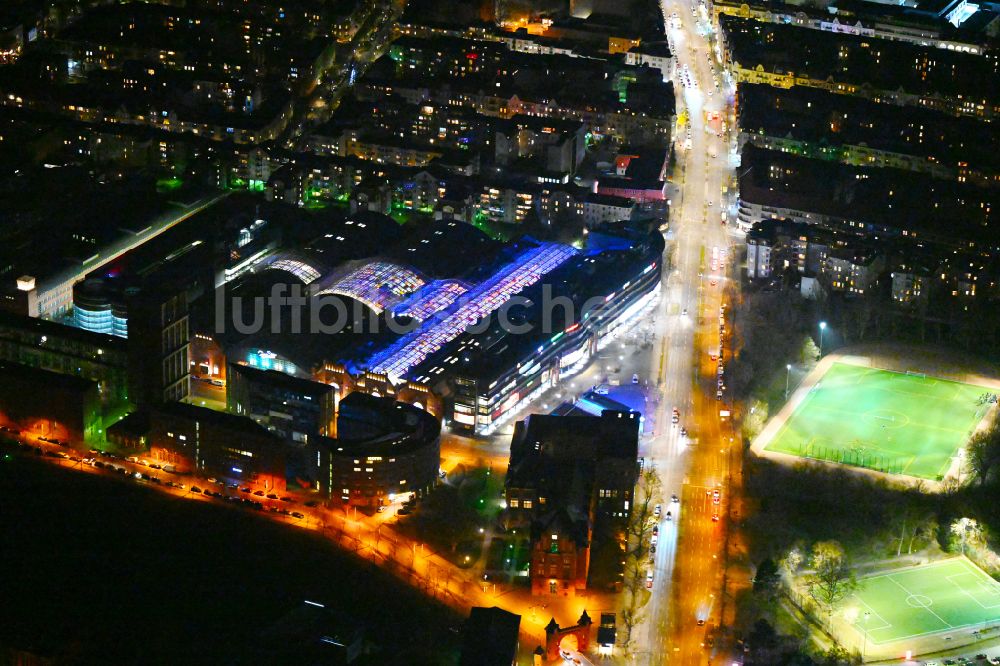 Berlin bei Nacht aus der Vogelperspektive: Nachtluftbild Einkaufs- Zentrum Hallen am Borsigturm im Ortsteil Tegel in Berlin, Deutschland