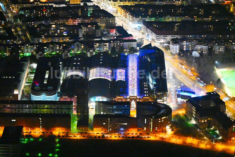 Nacht-Luftaufnahme Berlin - Nachtluftbild Einkaufs- Zentrum Hallen am Borsigturm im Ortsteil Tegel in Berlin, Deutschland