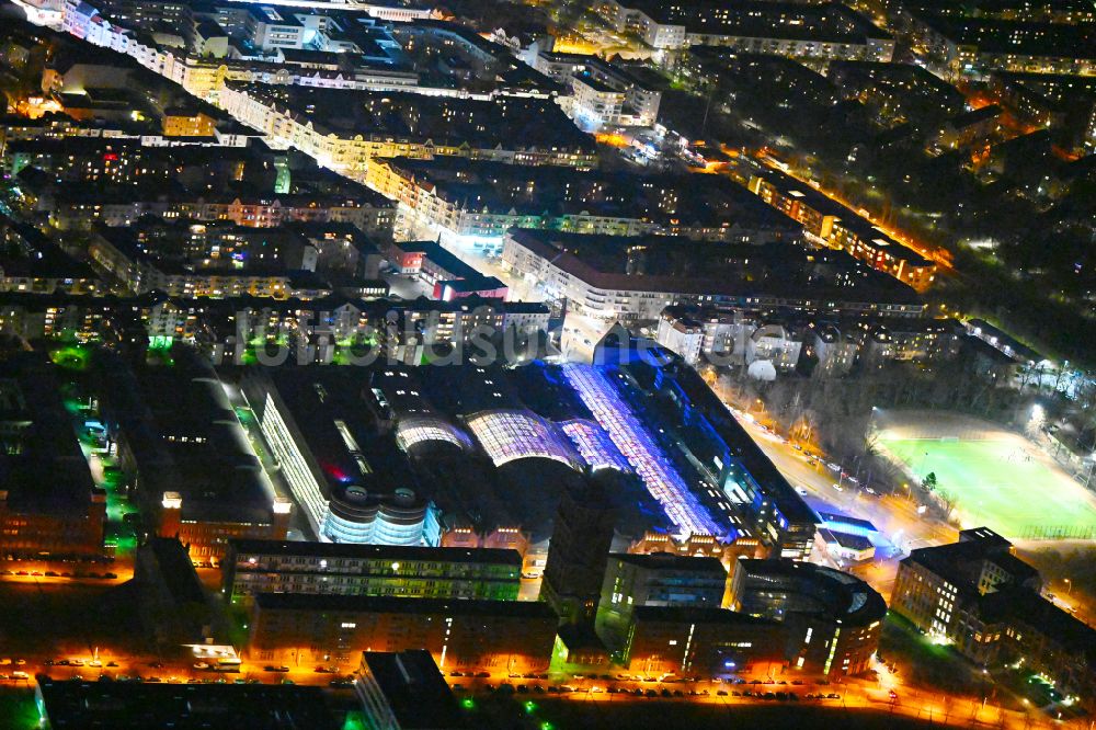 Berlin bei Nacht von oben - Nachtluftbild Einkaufs- Zentrum Hallen am Borsigturm im Ortsteil Tegel in Berlin, Deutschland