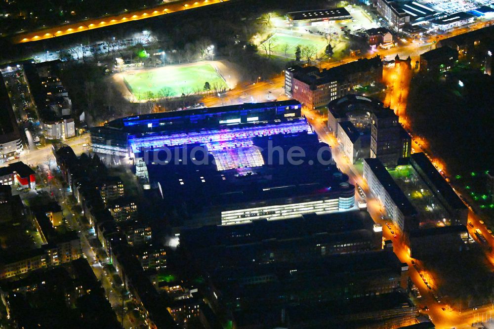 Berlin bei Nacht aus der Vogelperspektive: Nachtluftbild Einkaufs- Zentrum Hallen am Borsigturm im Ortsteil Tegel in Berlin, Deutschland