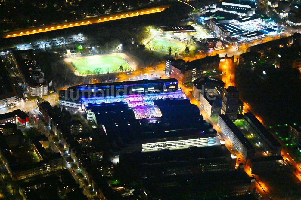 Nachtluftbild Berlin - Nachtluftbild Einkaufs- Zentrum Hallen am Borsigturm im Ortsteil Tegel in Berlin, Deutschland