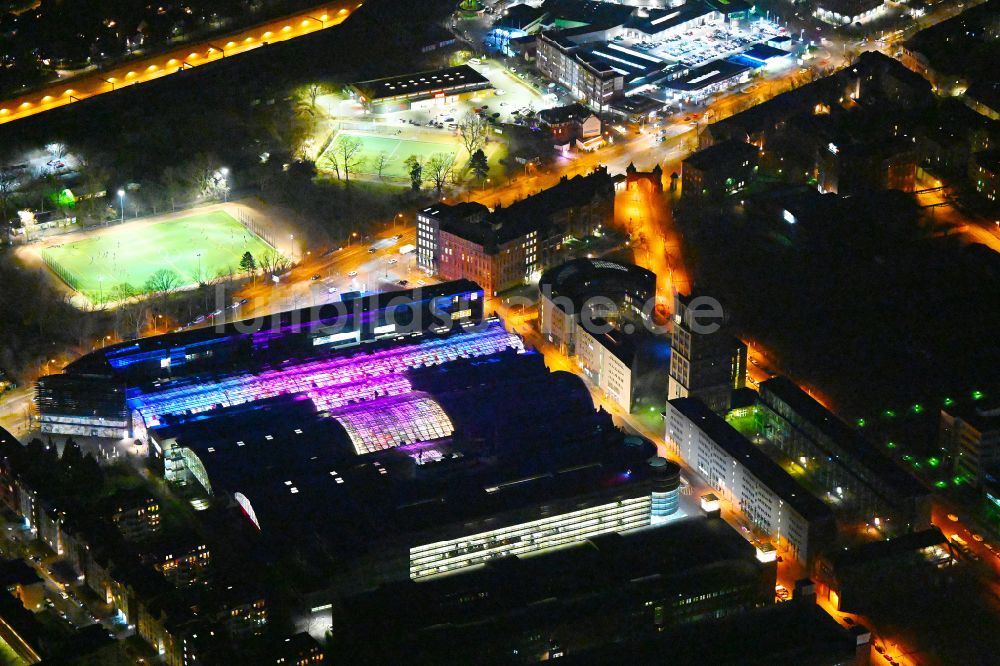 Nacht-Luftaufnahme Berlin - Nachtluftbild Einkaufs- Zentrum Hallen am Borsigturm im Ortsteil Tegel in Berlin, Deutschland