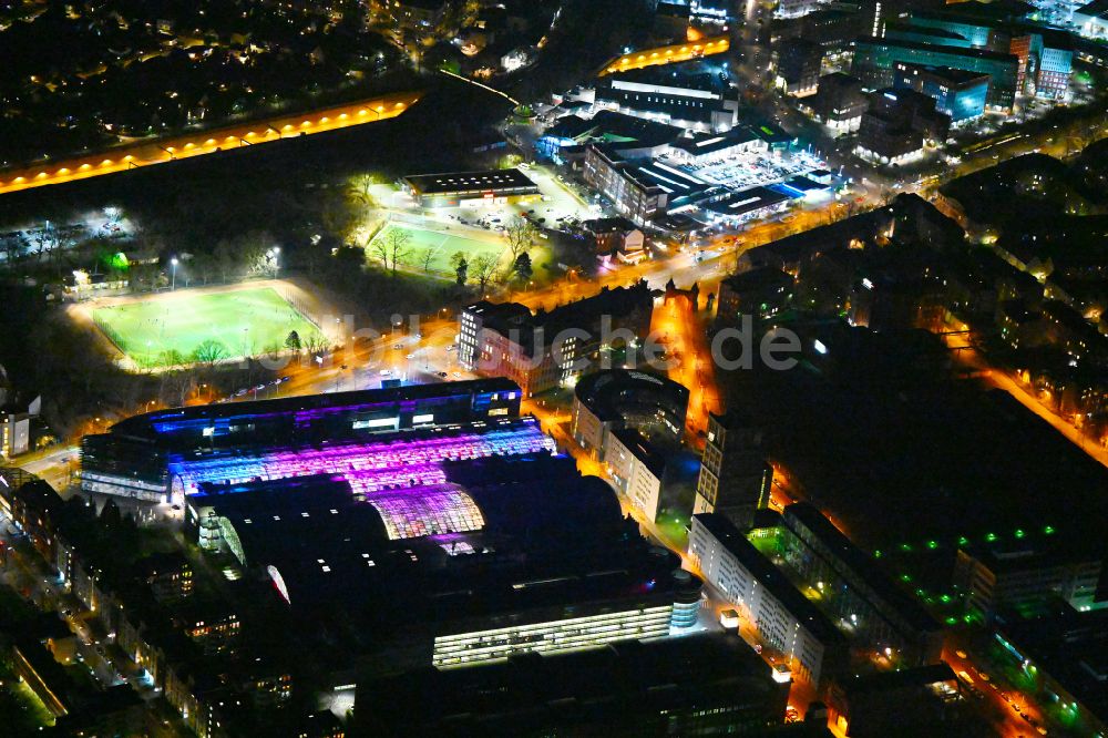 Berlin bei Nacht von oben - Nachtluftbild Einkaufs- Zentrum Hallen am Borsigturm im Ortsteil Tegel in Berlin, Deutschland