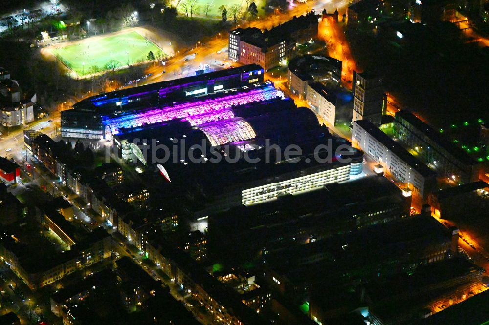 Berlin bei Nacht aus der Vogelperspektive: Nachtluftbild Einkaufs- Zentrum Hallen am Borsigturm im Ortsteil Tegel in Berlin, Deutschland