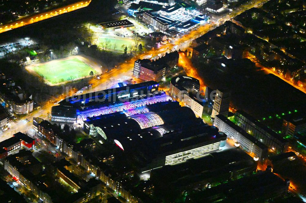 Nachtluftbild Berlin - Nachtluftbild Einkaufs- Zentrum Hallen am Borsigturm im Ortsteil Tegel in Berlin, Deutschland