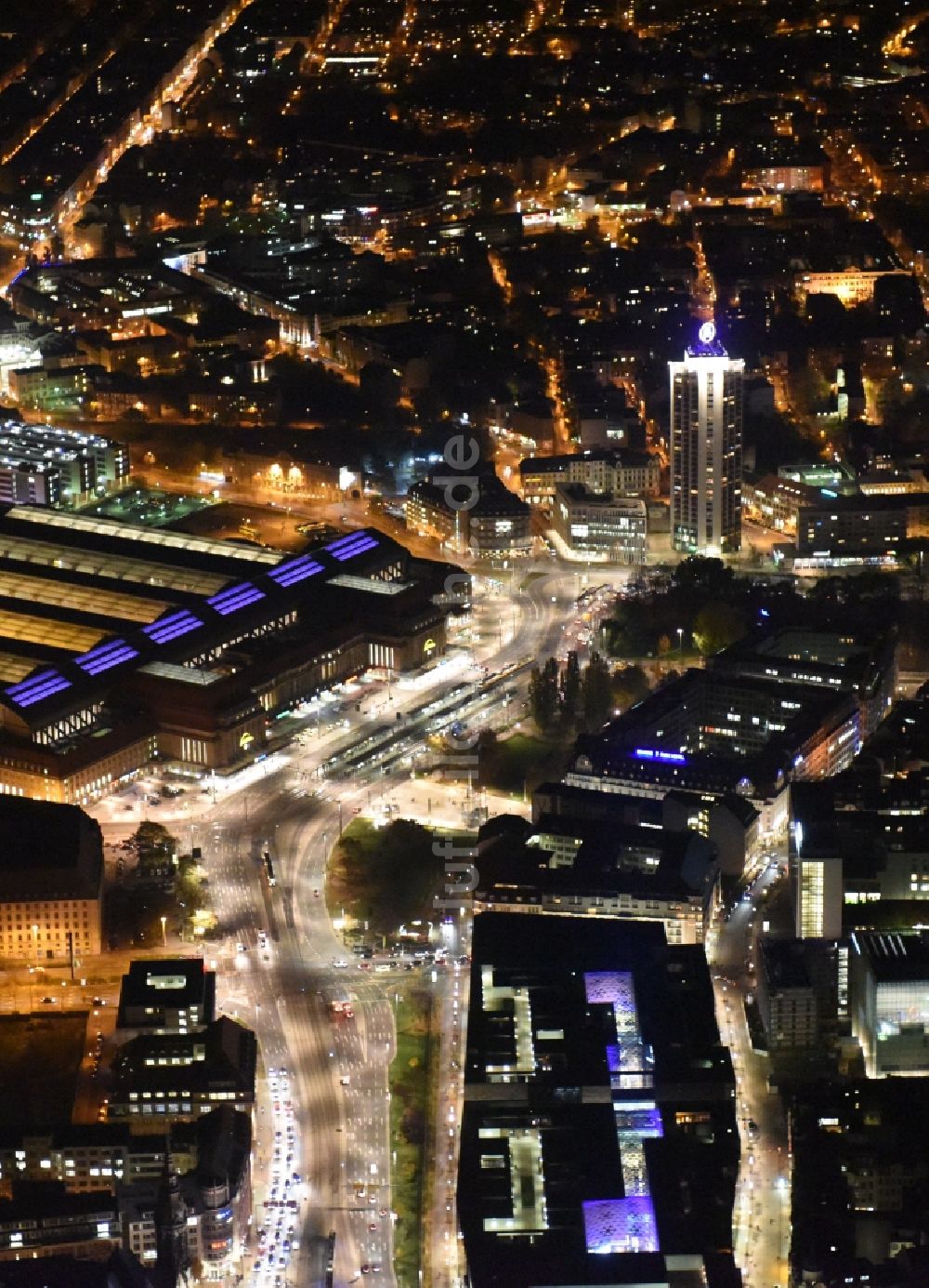 Nacht-Luftaufnahme Leipzig - Nachtluftbild Einkaufs- Zentrum Höfe am Brühl im Ortsteil Mitte in Leipzig im Bundesland Sachsen, Deutschland