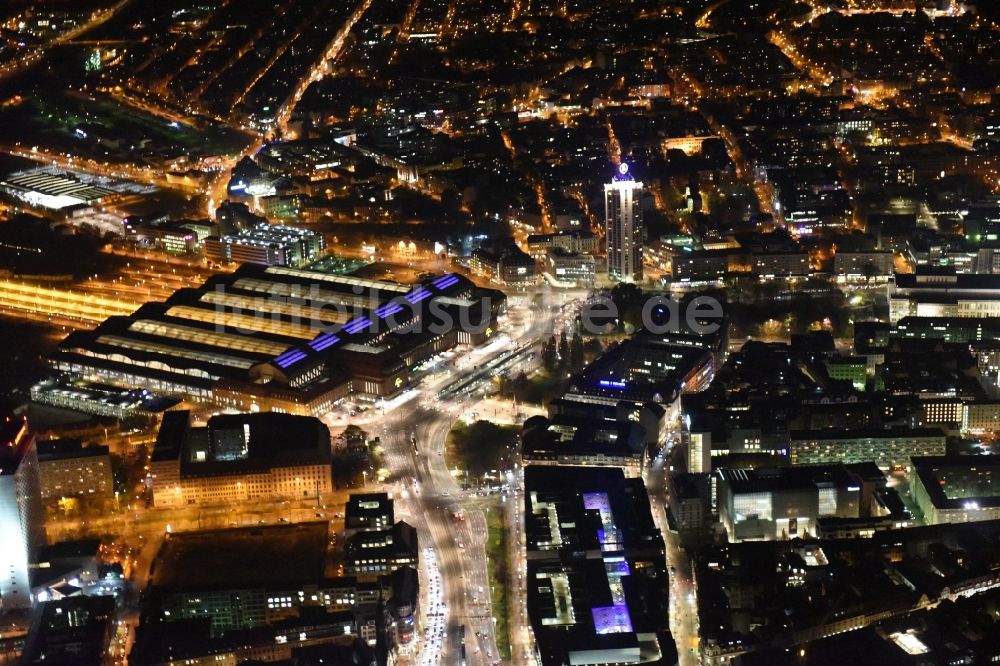 Leipzig bei Nacht von oben - Nachtluftbild Einkaufs- Zentrum Höfe am Brühl im Ortsteil Mitte in Leipzig im Bundesland Sachsen, Deutschland