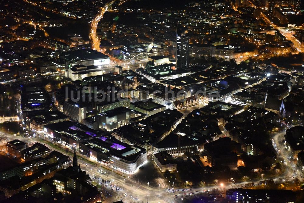 Nacht-Luftaufnahme Leipzig - Nachtluftbild Einkaufs- Zentrum Höfe am Brühl im Ortsteil Mitte in Leipzig im Bundesland Sachsen, Deutschland