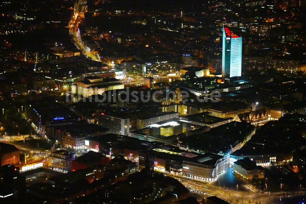 Leipzig bei Nacht aus der Vogelperspektive: Nachtluftbild Einkaufs- Zentrum Höfe am Brühl im Ortsteil Mitte in Leipzig im Bundesland Sachsen, Deutschland