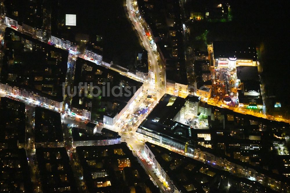 Berlin bei Nacht von oben - Nachtluftbild Einkaufs- Zentrum Karstadt Berlin am Hermannplatz im Ortsteil Kreuzberg in Berlin, Deutschland