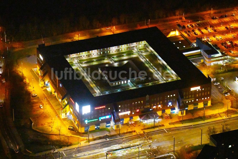 Nachtluftbild Halle (Saale) - Nachtluftbild Einkaufs- Zentrum Kaufland am Südstadtring in Halle (Saale) im Bundesland Sachsen-Anhalt, Deutschland