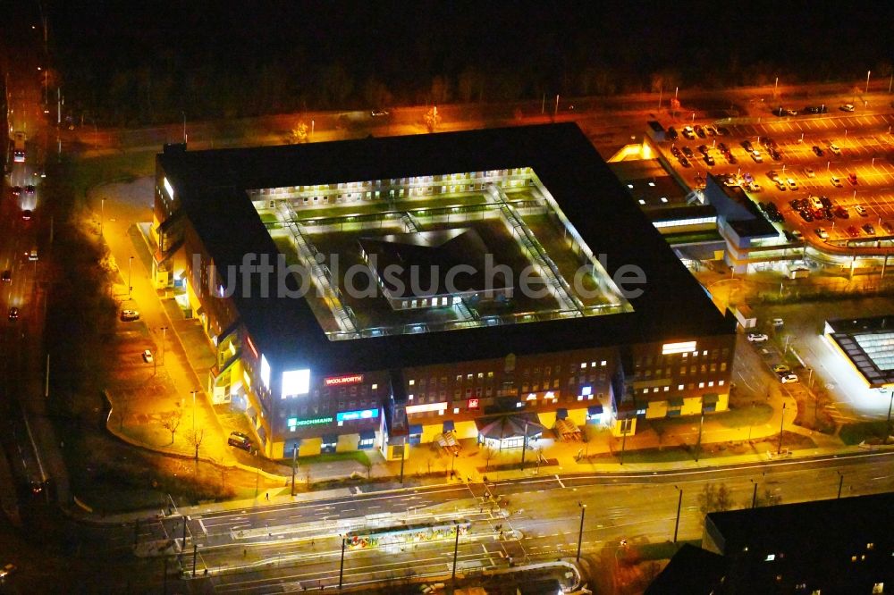 Nacht-Luftaufnahme Halle (Saale) - Nachtluftbild Einkaufs- Zentrum Kaufland am Südstadtring in Halle (Saale) im Bundesland Sachsen-Anhalt, Deutschland