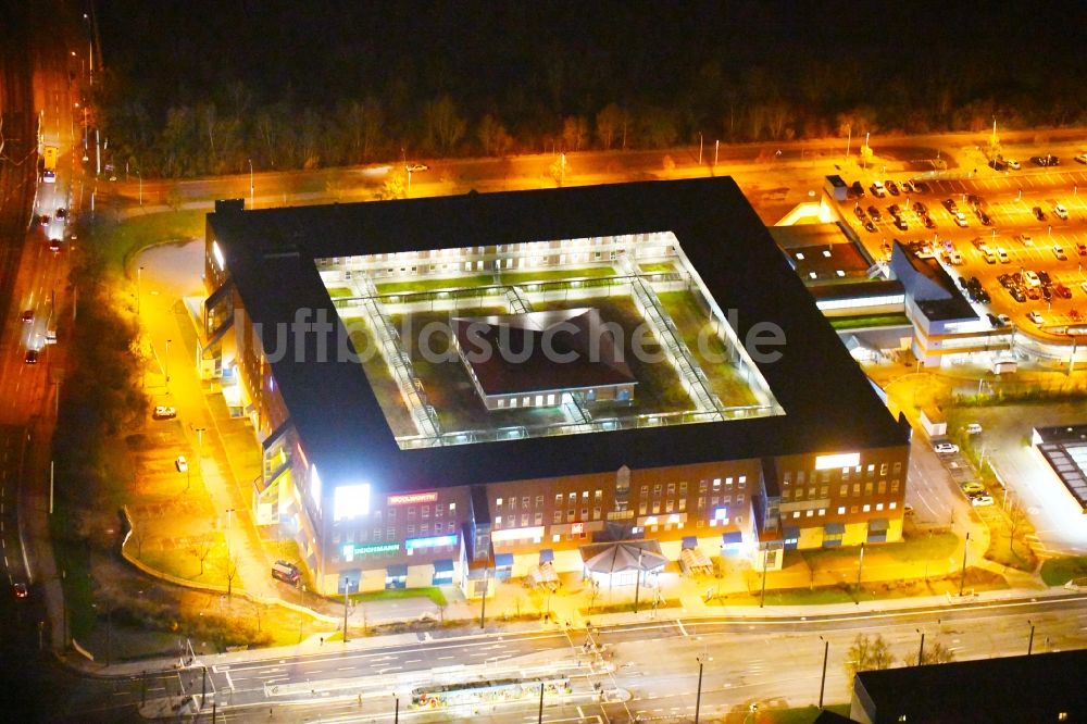 Halle (Saale) bei Nacht von oben - Nachtluftbild Einkaufs- Zentrum Kaufland am Südstadtring in Halle (Saale) im Bundesland Sachsen-Anhalt, Deutschland