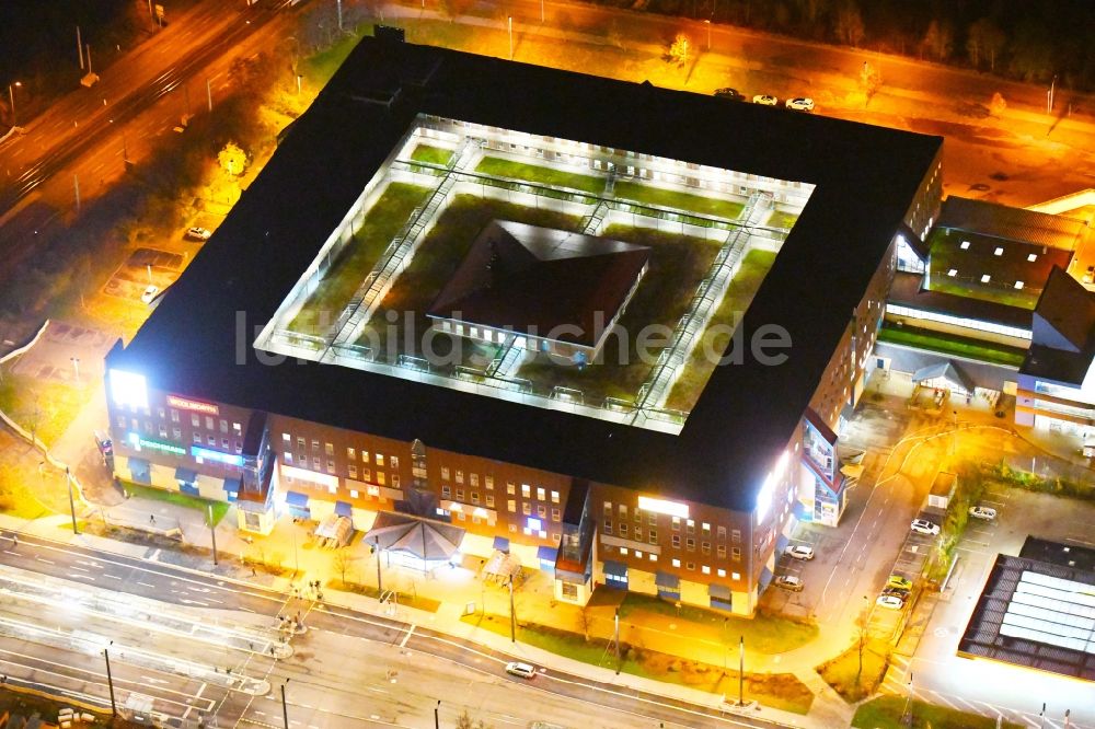 Halle (Saale) bei Nacht aus der Vogelperspektive: Nachtluftbild Einkaufs- Zentrum Kaufland am Südstadtring in Halle (Saale) im Bundesland Sachsen-Anhalt, Deutschland