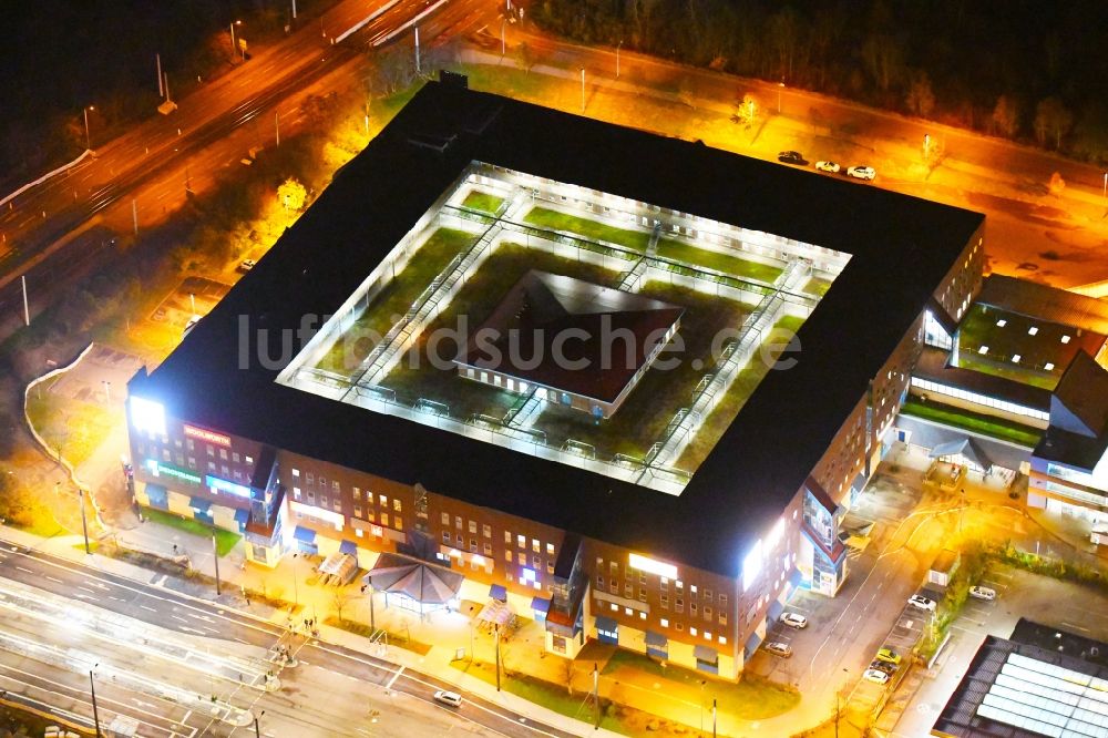 Nachtluftbild Halle (Saale) - Nachtluftbild Einkaufs- Zentrum Kaufland am Südstadtring in Halle (Saale) im Bundesland Sachsen-Anhalt, Deutschland