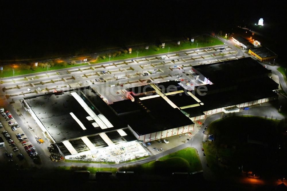 Hötzelsroda bei Nacht aus der Vogelperspektive: Nachtluftbild Einkaufs- Zentrum Kaufland und toom- Baumarkt in Hötzelsroda im Bundesland Thüringen, Deutschland