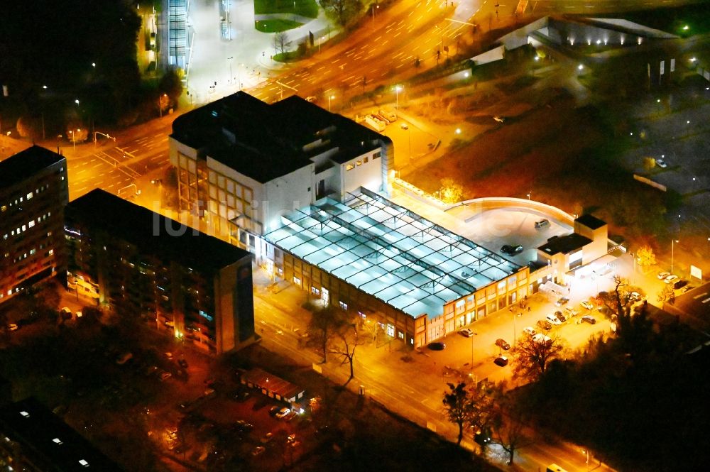 Dessau bei Nacht von oben - Nachtluftbild Einkaufs- Zentrum KAUFLAND an der Wolfgangstraße in Dessau im Bundesland Sachsen-Anhalt, Deutschland